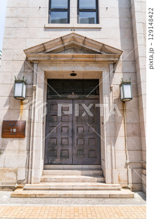 神戸旧居留地のチャータードビル（旧チャータード銀行神戸支店）エントランス　イオニア式列柱の近代建築 129148422