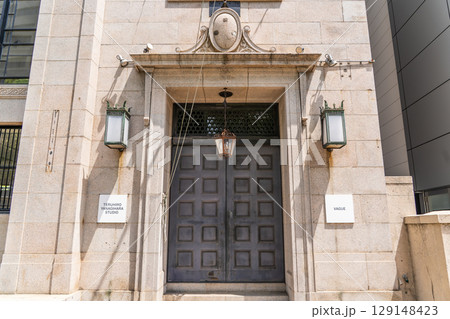 神戸旧居留地のチャータードビル(旧チャータード銀行神戸支店)エントランス イオニア式列柱の近代建築 神戸旧居留地のチャータードビル(旧チャータード銀行神戸支店)エントランス イオニア式列柱の近代建築 129148423