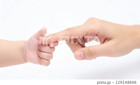母親の手と赤ちゃんの手 母親の手と赤ちゃんの手 129148606