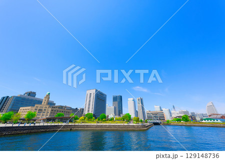 【神奈川県】5月・横浜港大さん橋からみなとみらいを望む 129148736