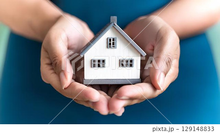 small house in hands 129148833