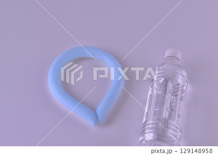 暑さ対策 ネッククーラー　ペットボトルの水 129148958