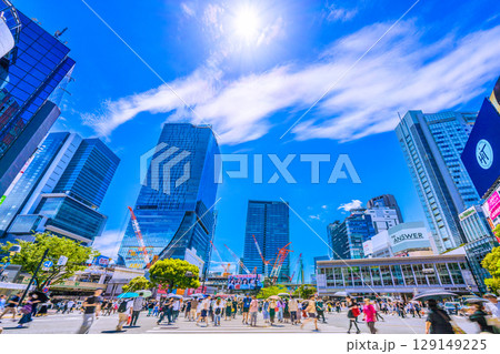 日本の東京都市景観7月…インバウンド続く。外国人観光客らで賑わう渋谷スクランブル交差点…=20日 日本の東京都市景観7月…インバウンド続く。外国人観光客らで賑わう渋谷スクランブル交差点…=20日 129149225