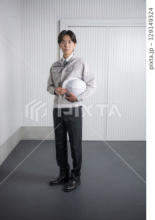 ガルバリウムの建物の前で作業服の男性 ガルバリウムの建物の前で作業服の男性 129149324
