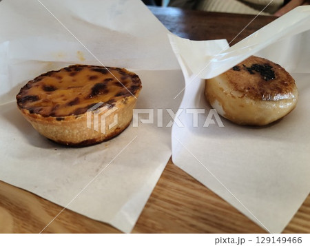 焼きたてのエッグタルトと饅頭 129149466