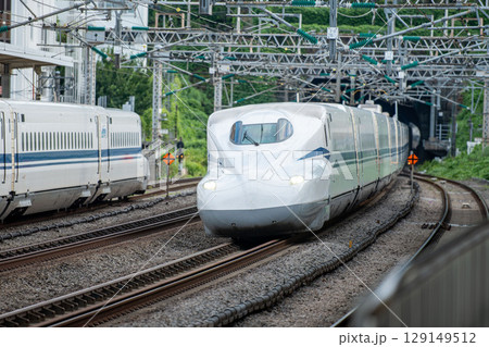 駅を通過する東海道山陽新幹線N700S 駅を通過する東海道山陽新幹線N700S 129149512