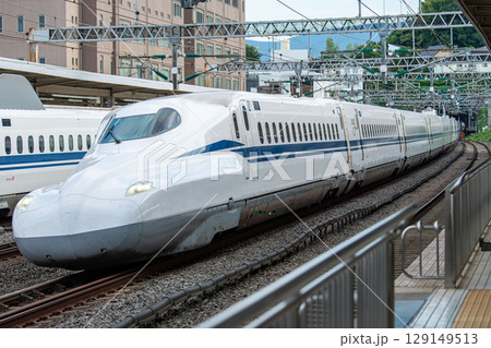 駅を通過する東海道山陽新幹線N700S 129149513