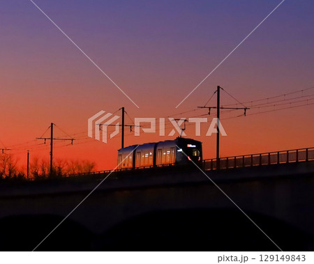 宇都宮市　冬の夜明けに鬼怒川を渡るLRT（次世代型路面電車） 129149843