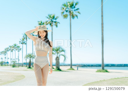 若い女性のビーチリゾートイメージ 若い女性のビーチリゾートイメージ 129150079