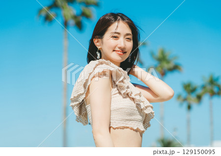 若い女性のビーチリゾートイメージ 129150095