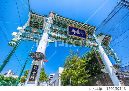 日本の横浜都市景観8月。猛烈な暑さ…夏の日差しを浴びる横浜中華街・延平門などを望む…＝2日 129150348