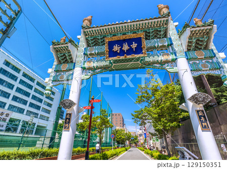 日本の横浜都市景観8月。猛烈な暑さ…夏の日差しを浴びる横浜中華街・延平門などを望む…=2日 日本の横浜都市景観8月。猛烈な暑さ…夏の日差しを浴びる横浜中華街・延平門などを望む…=2日 129150351