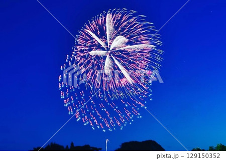 マジックアワーに始まった花火大会 129150352