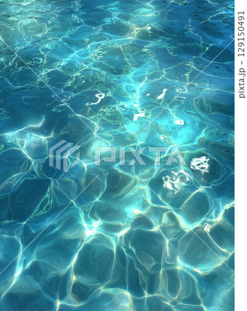 光が揺れる水面のテクスチャ｜透明感と涼しさを感じる夏の水紋背景 129150491