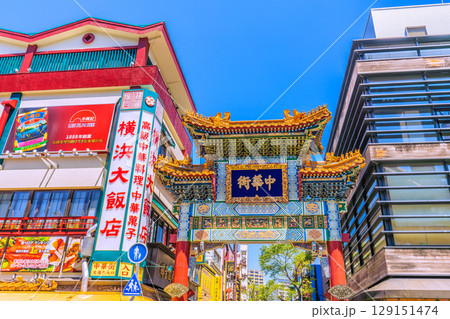 日本の横浜都市景観 8月。猛烈な暑さ…横浜中華街・善隣門などを望む…＝2日 129151474