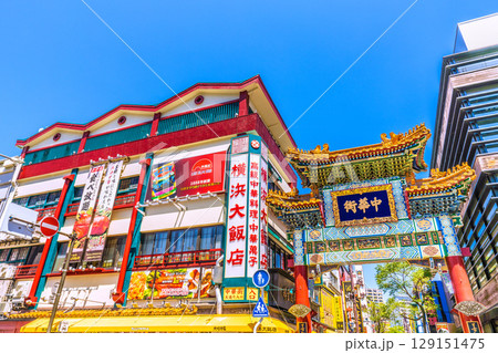 日本の横浜都市景観 8月。猛烈な暑さ…横浜中華街・善隣門などを望む…＝2日 129151475