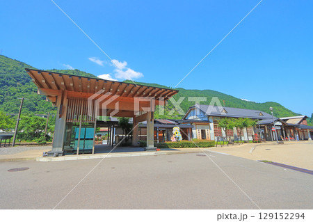 岐阜県郡上市、郡上八幡駅前の風景 129152294