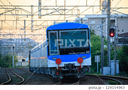 夕刻の鹿児島本線を行く福岡市交通局4000系電車（甲種輸送） 129154963