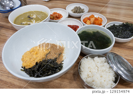 韓国名物ウニの混ぜご飯 129154974