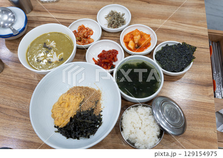 韓国名物ウニの混ぜご飯と付け合わせ 129154975