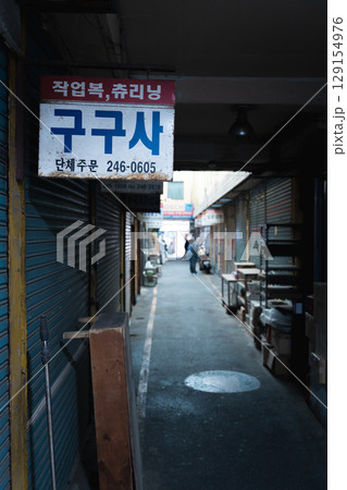 韓国商店街の路地 129154976