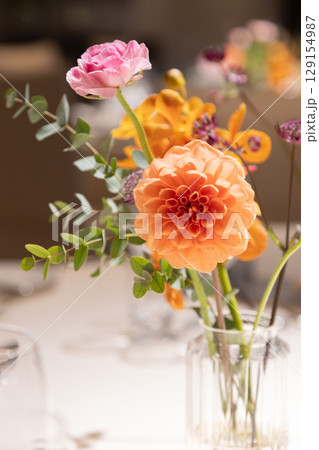 たくさんの切花で飾るテーブル装花　 129154987