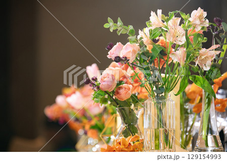 高砂やテーブルに飾る暖色系の生花 高砂やテーブルに飾る暖色系の生花 129154993