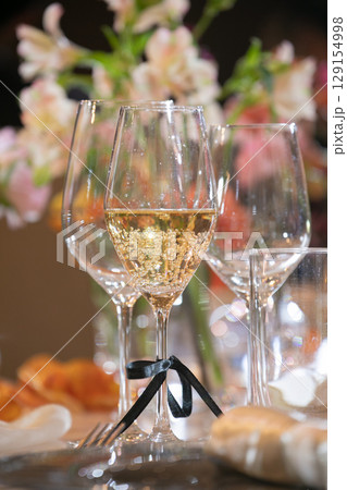 パーティーにぴったりなシャンパン　イベント装飾 129154998