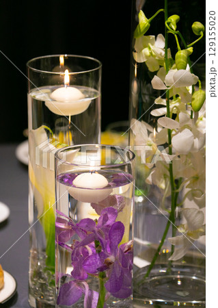 涼しげな水中花の装飾　豪華な胡蝶蘭 129155020