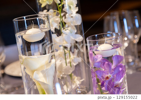 涼しげな水中花の装飾 豪華な胡蝶蘭 涼しげな水中花の装飾 豪華な胡蝶蘭 129155022