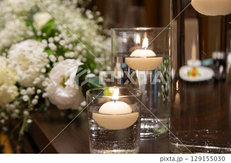 白を基調としたパーティー会場の装花 129155030