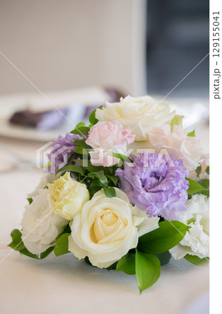 白と紫のシンプルな装花テーブルコーディネート 白と紫のシンプルな装花テーブルコーディネート 129155041