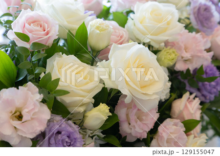 白と紫のシンプルな装花テーブルコーディネート 129155047