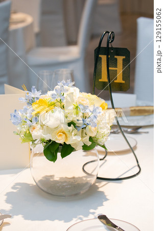 夏に合うテーブル装花 129155062