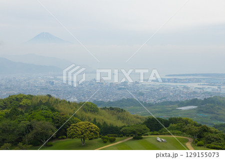 霞がかった富士山の風景　静岡県 129155073