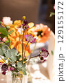 高砂やテーブルに飾る暖色系の生花 129155172