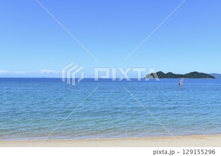 夏の青い海と空の砂浜 夏の青い海と空の砂浜 129155296