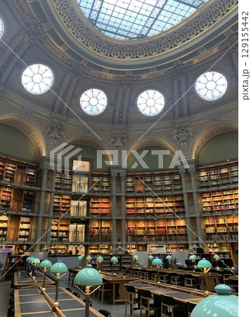 欧州最古の公共図書館のひとつであるフランス国立図書館リシュリュー館の楕円閲覧室 欧州最古の公共図書館のひとつであるフランス国立図書館リシュリュー館の楕円閲覧室 129155442