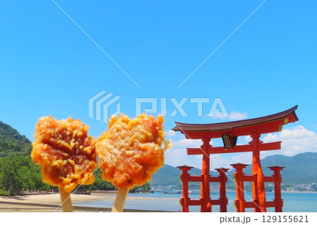 【広島県】日本三景安芸の宮島の大鳥居と揚げもみじ 129155621