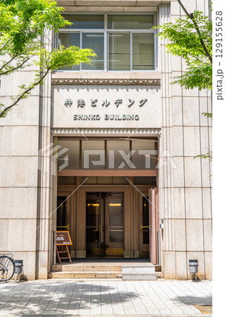 神戸旧居留地の神港ビルヂング（旧川崎汽船本社ビル）メインエントランス　アールデコ調の近代建築 129155628