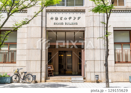 神戸旧居留地の神港ビルヂング(旧川崎汽船本社ビル)メインエントランス アールデコ調の近代建築 神戸旧居留地の神港ビルヂング(旧川崎汽船本社ビル)メインエントランス アールデコ調の近代建築 129155629