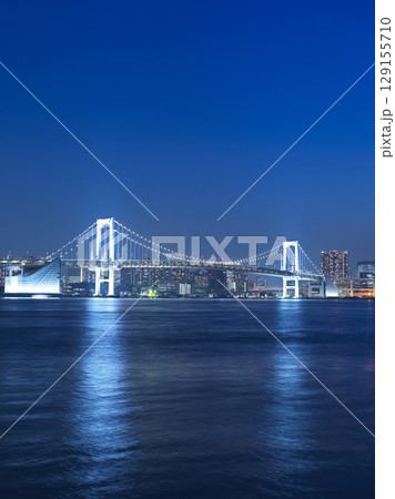 豊洲ぐるり公園から望むレインボーブリッジ　夜景 129155710