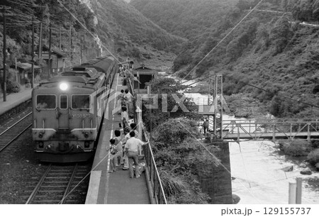 渓谷の駅に到着した旅客列車 渓谷の駅に到着した旅客列車 129155737