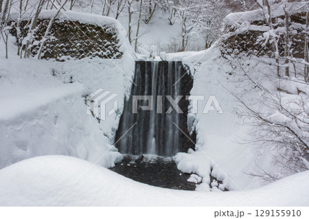 雪の中の堰堤 129155910