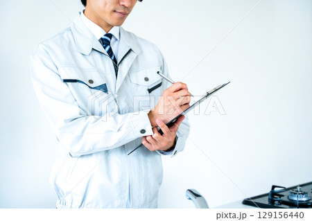 作業着姿のビジネスマン 作業着姿のビジネスマン 129156440