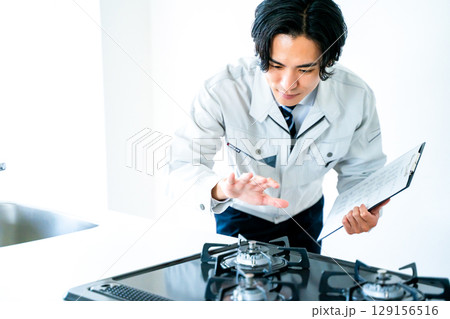作業着姿のビジネスマン 129156516