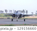 飛行場の誘導路を地上滑走する米空軍のF-35AライトニングⅡステルス戦闘機 129156660