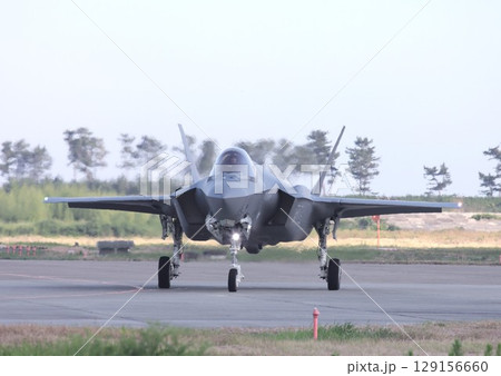 飛行場の誘導路を地上滑走する米空軍のF-35AライトニングⅡステルス戦闘機 129156660