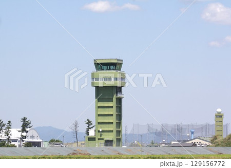 宮城県の航空自衛隊松島基地の飛行場と周辺空域を飛行する航空機を2014年から管制している航空管制塔 宮城県の航空自衛隊松島基地の飛行場と周辺空域を飛行する航空機を2014年から管制している航空管制塔 129156772