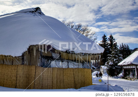 観光名所福島県南会津大内宿に雪が積もっている風景 129156878